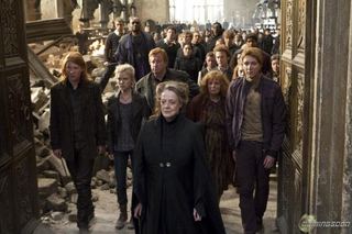 Illustration for article titled More Harry Potter set photos and It All Ends posters